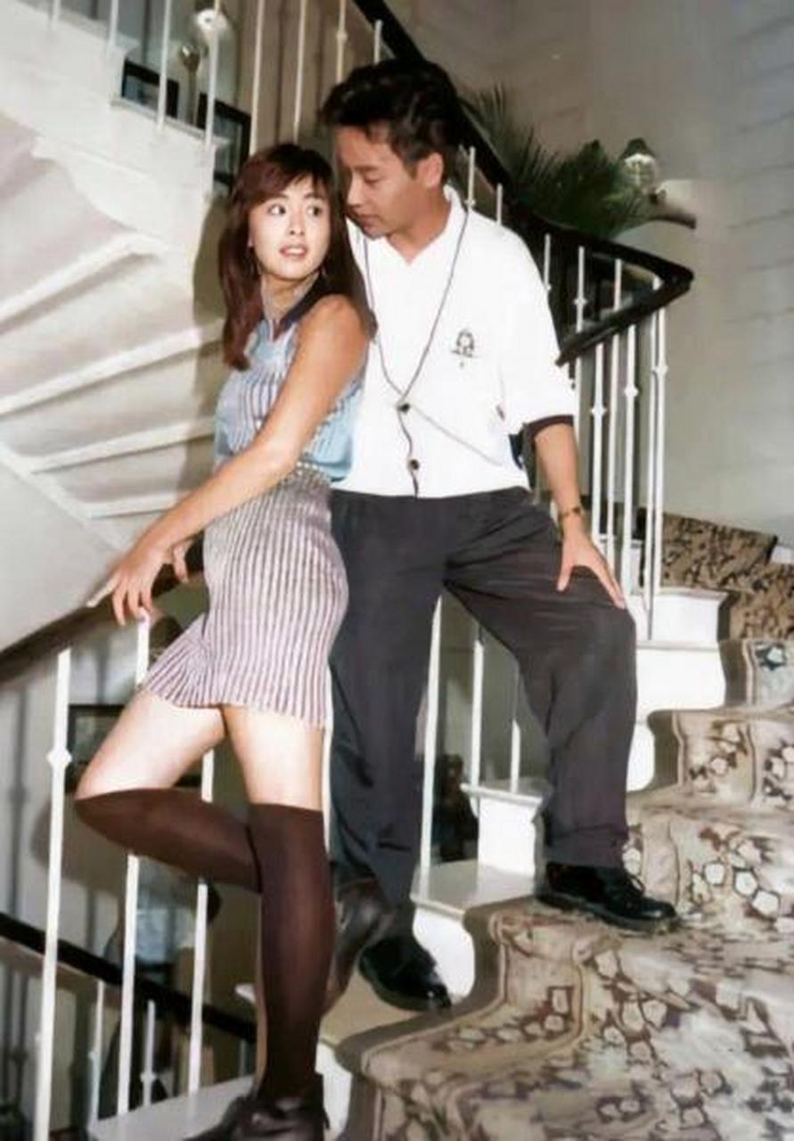 身高172 cm的王祖贤出身篮球世家,腿长112厘米,毕业于国光剧艺实验