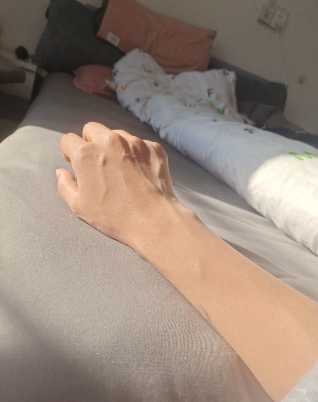 网友: 哪个女孩子的手长这样啊?[汗]