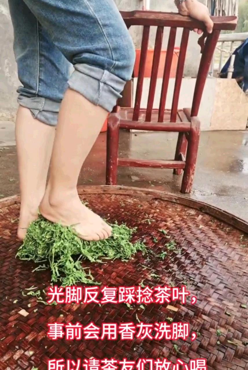 这茶不能用手泡吗?再干净的地方,用脚去踩也是不能接受的.[你懂的]