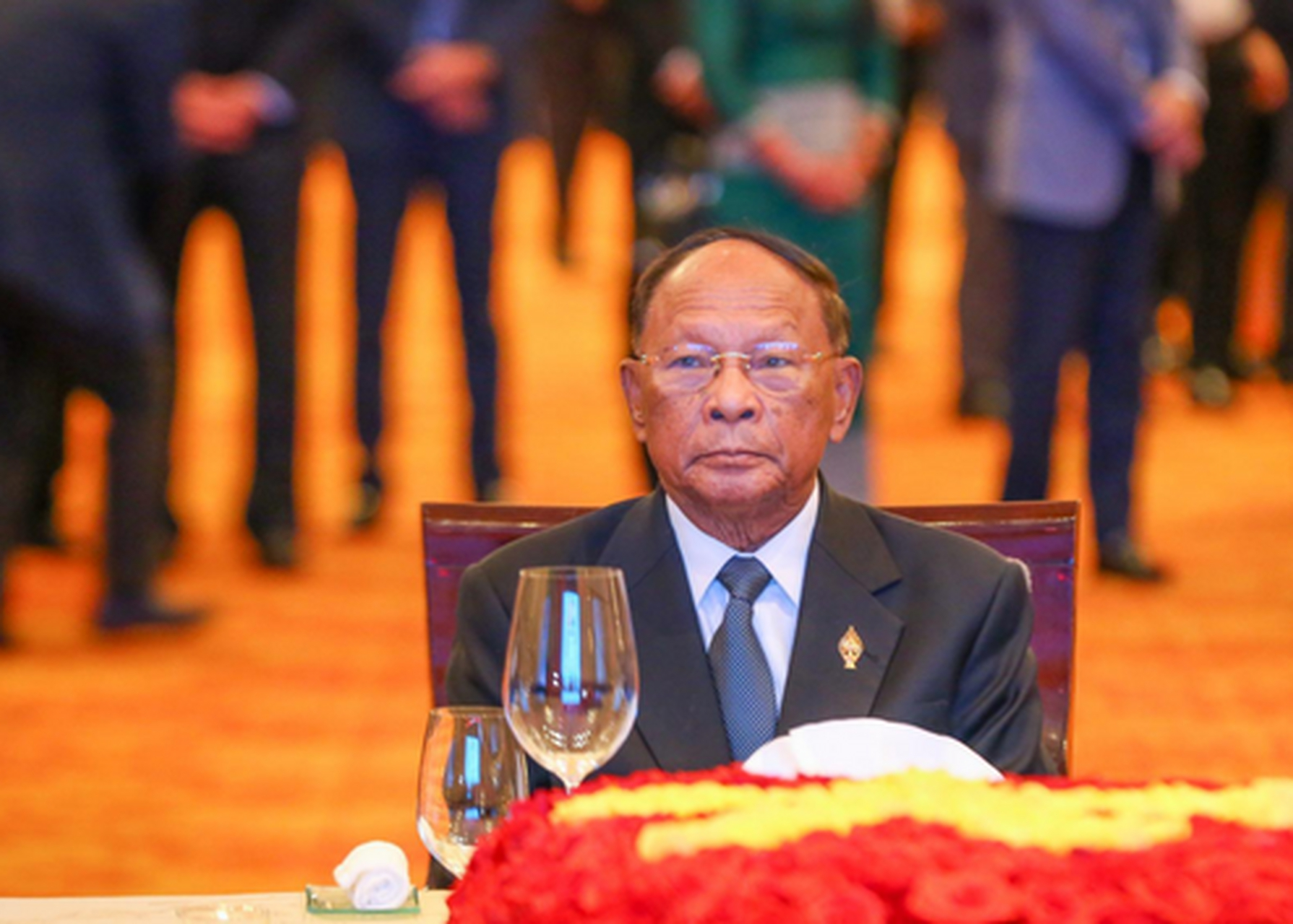 看看韩桑林,88岁还这么硬朗,只像60岁的人,最近他要出访越南了.