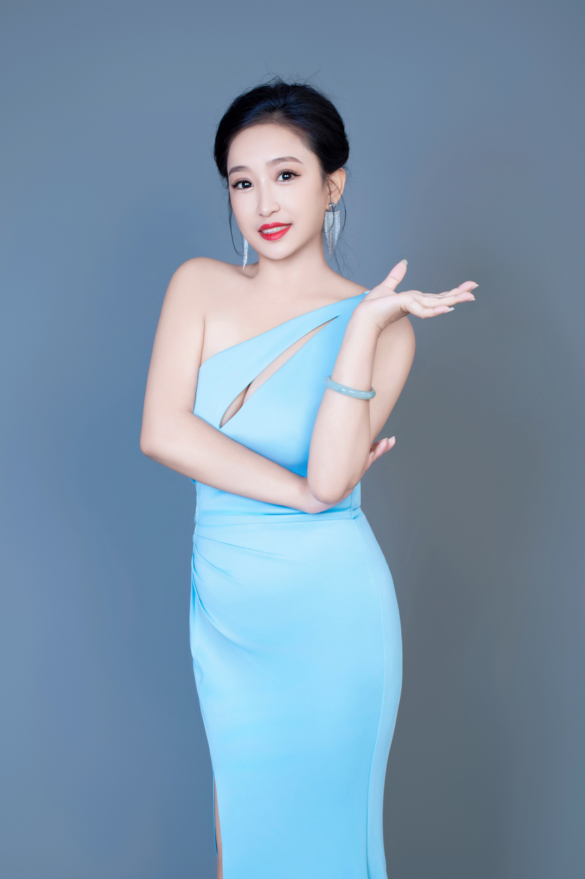 李妍一:中国内地流行女歌手,曾先后进修于上海音乐学院,四川音乐学院