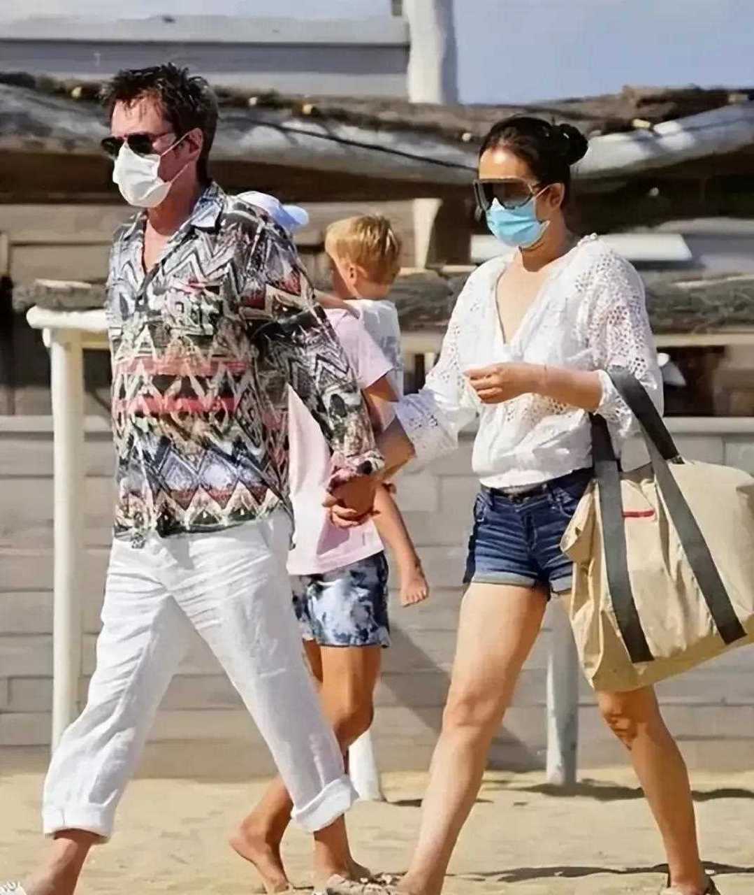 这张照片有意思,大眼一看还以为米歇尔背了个孩子呢.