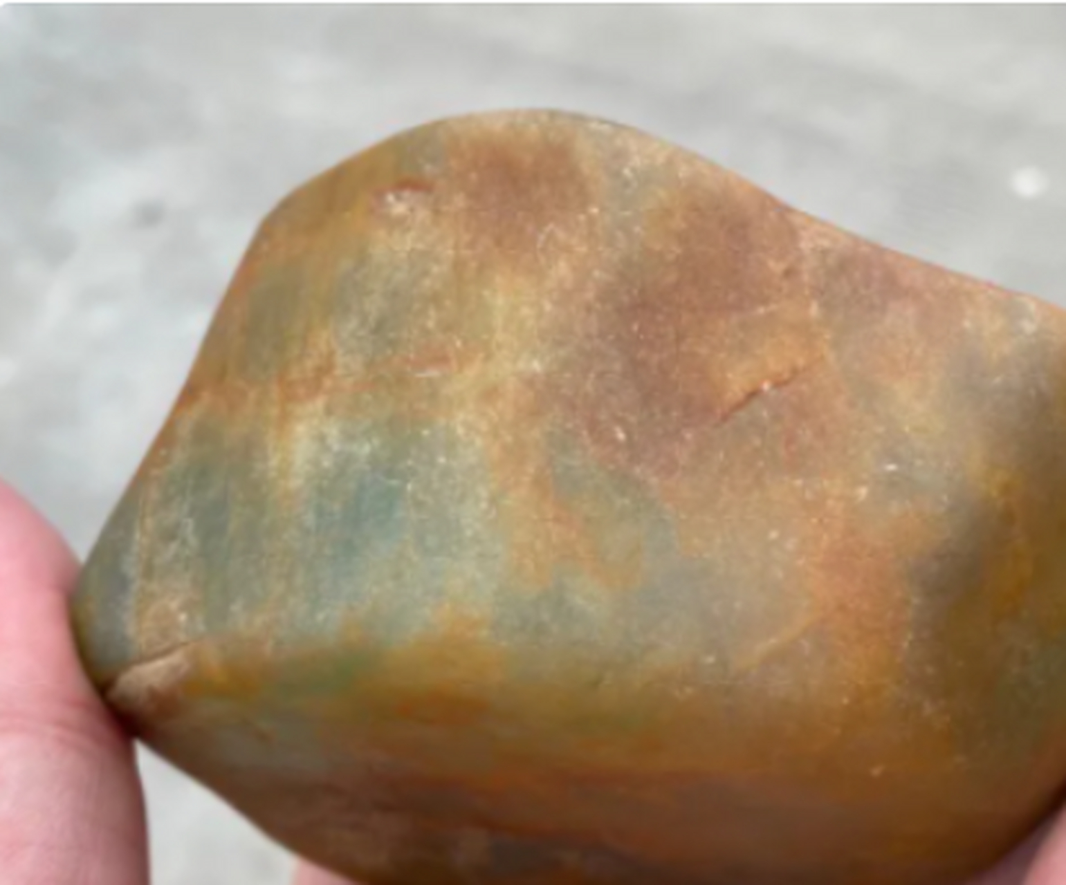 点击头像看直播##翡翠原石# 570克,大马坎水石,油性十足,整块脱沙