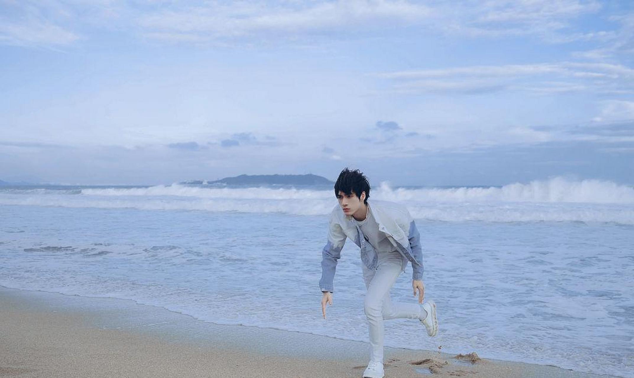 张颜齐海边清新大片少年感满满"碧海蓝天"look十分应景