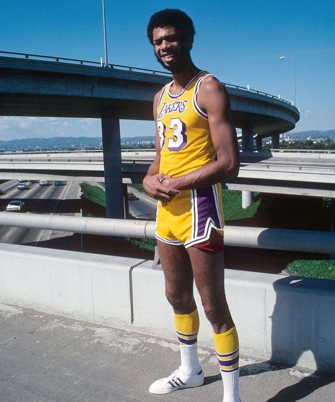 这是1975年刚刚加盟湖人的贾巴尔, 那个赛季贾巴尔砍下27.7分16