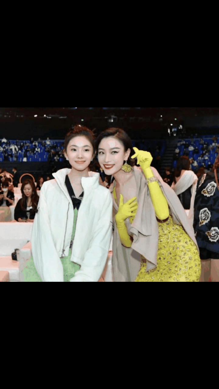 gif创作人# 倪妮和刘浩存合影,倪妮这身打扮十分耀眼,黄色修身连衣裙