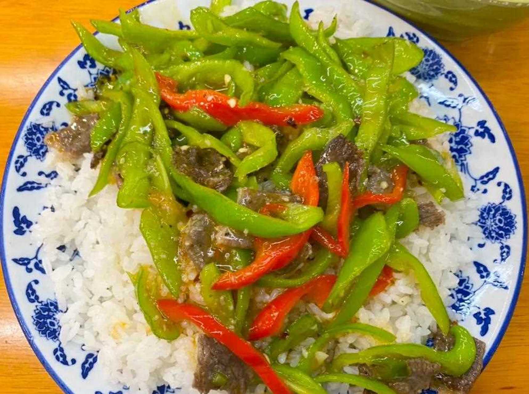 快乐时间又到了[开心] 青椒牛肉盖饭 一碗烂腌菜[友军] 一杯热茶[坏笑