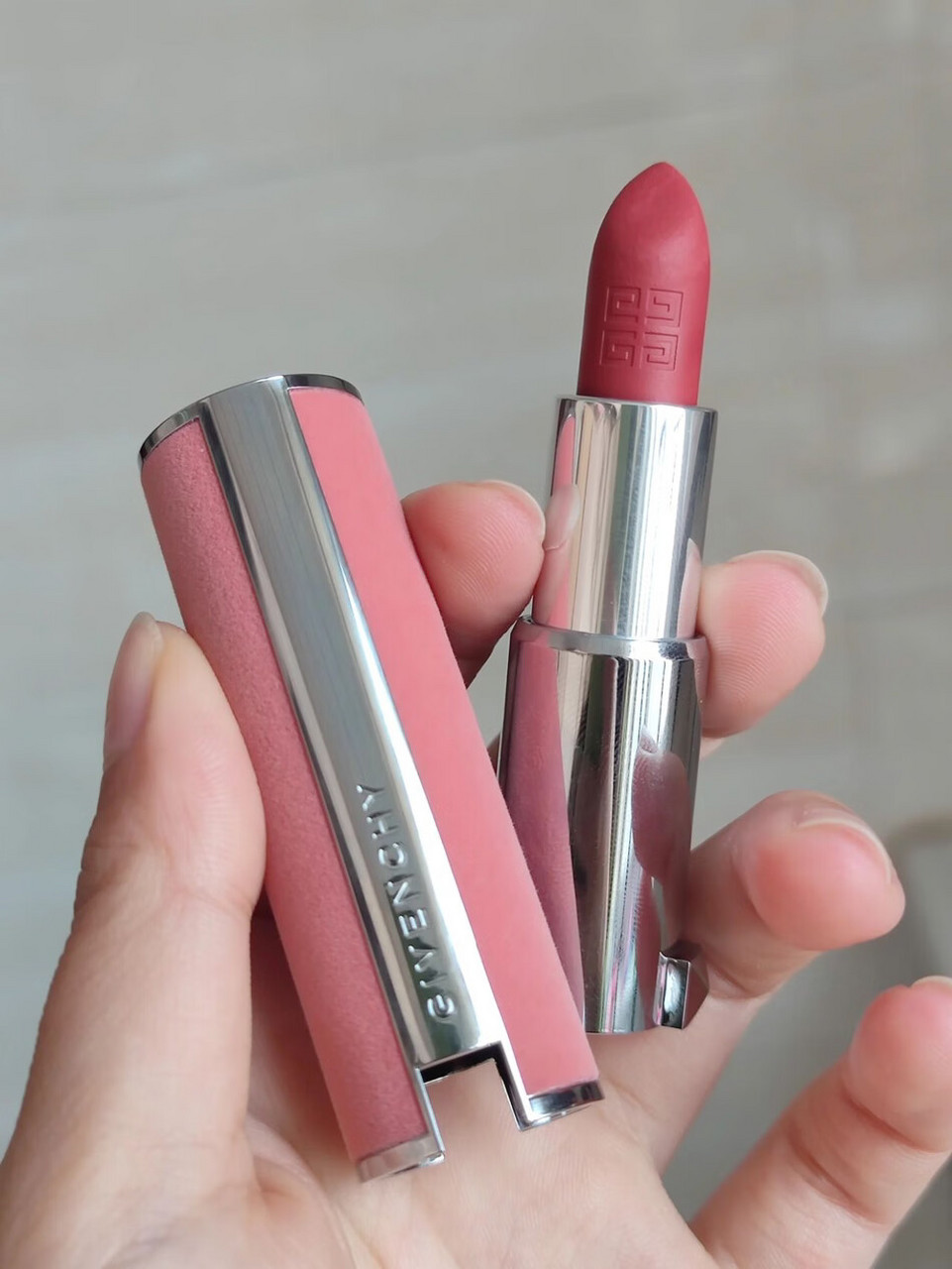 1616纪梵希高定香榭粉丝绒唇膏n27,真的是美到心吧上了,上嘴不拔