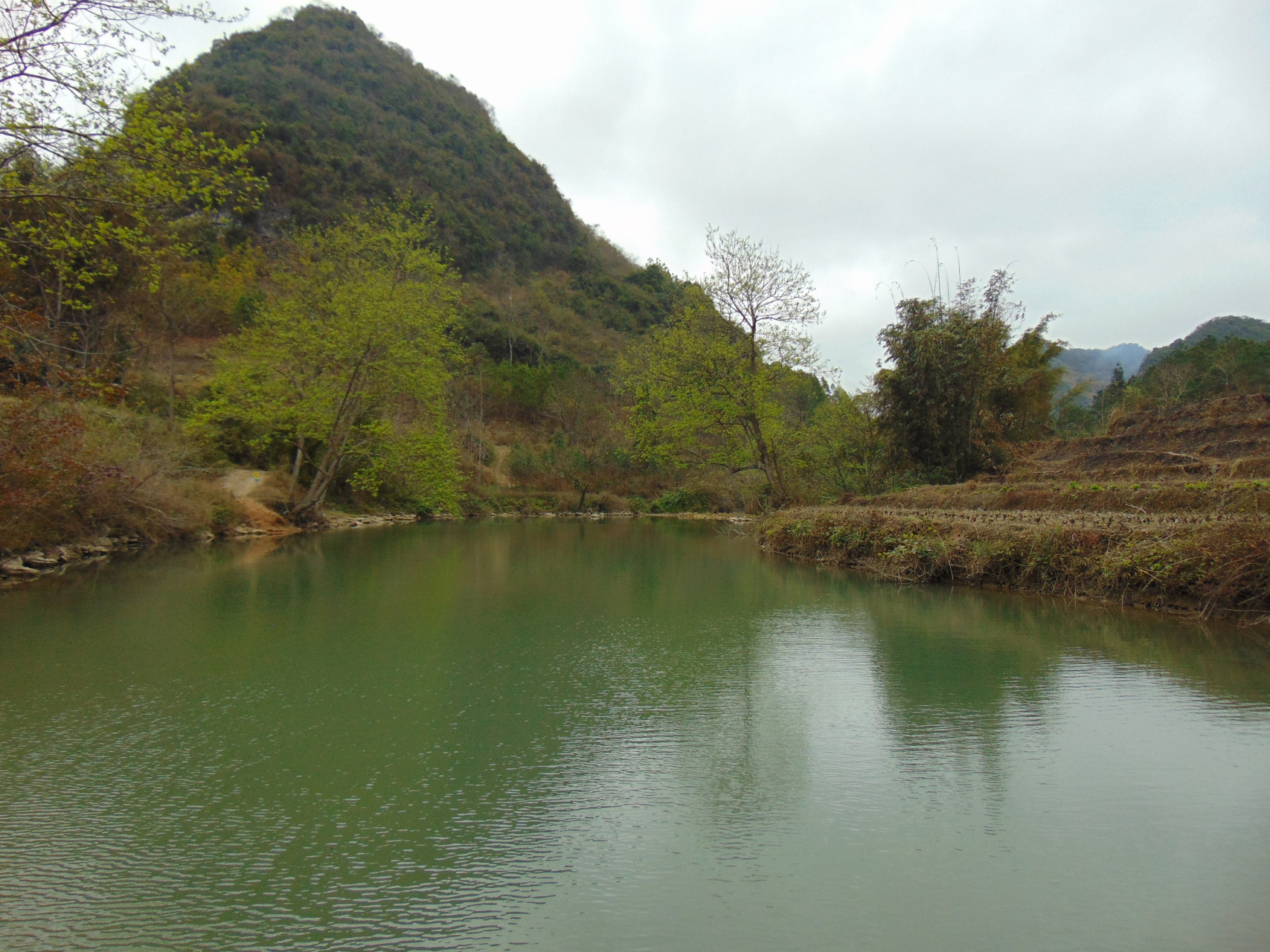 去柳州柳版九寨沟的村路,小汽车也能开过去,路边是一条小溪,水很清