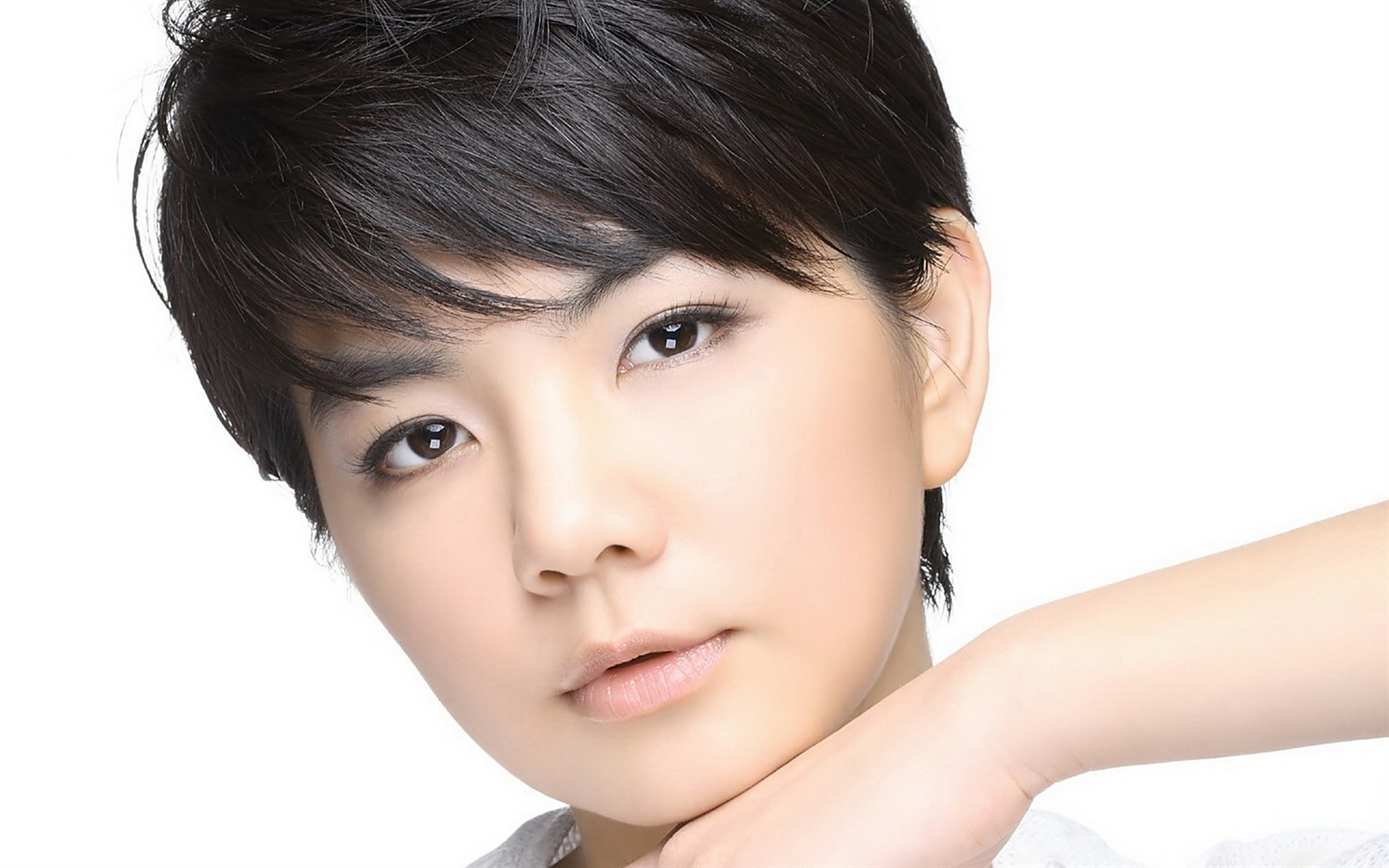 近日,台湾歌手ella在采访中透露,她不到10岁的时候曾经遭遇过性侵犯