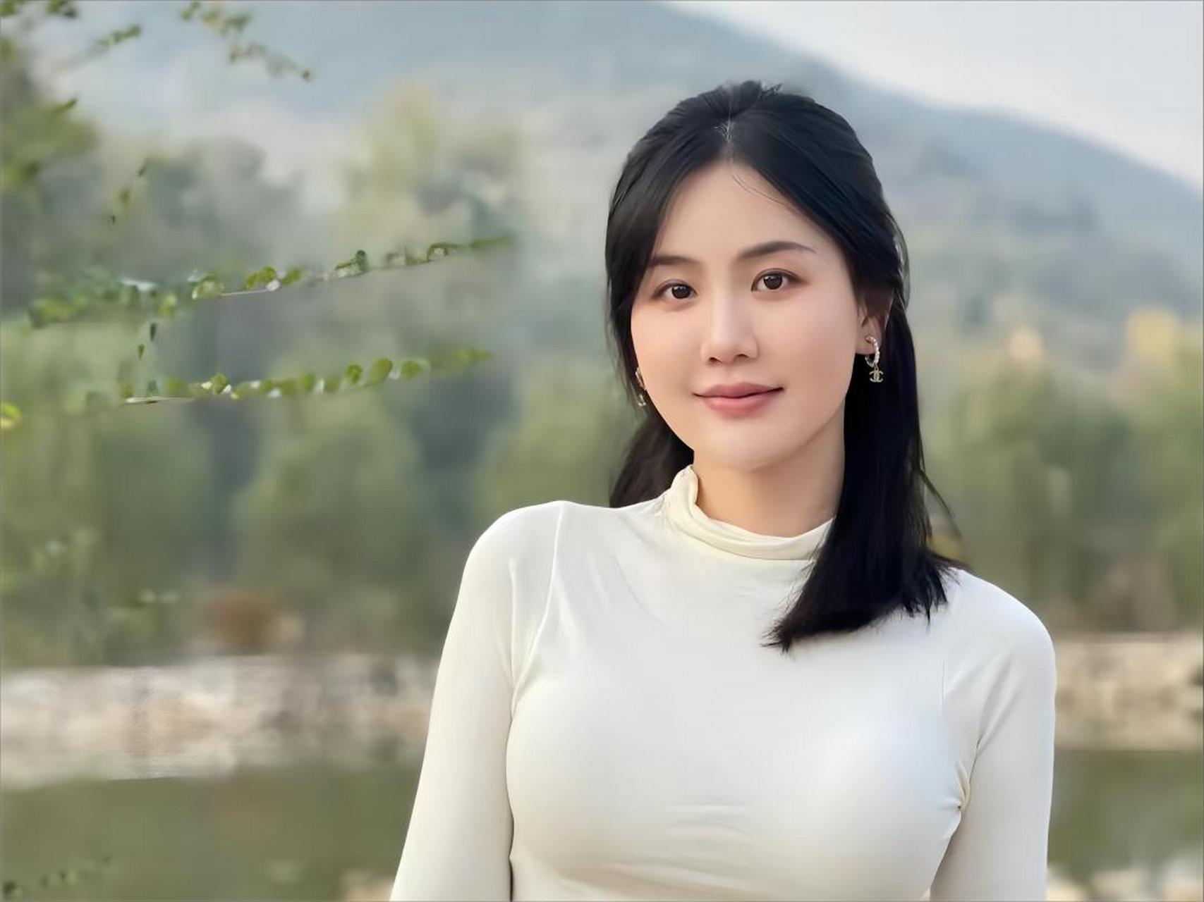 是谁在"抱"着那个少妇过河?