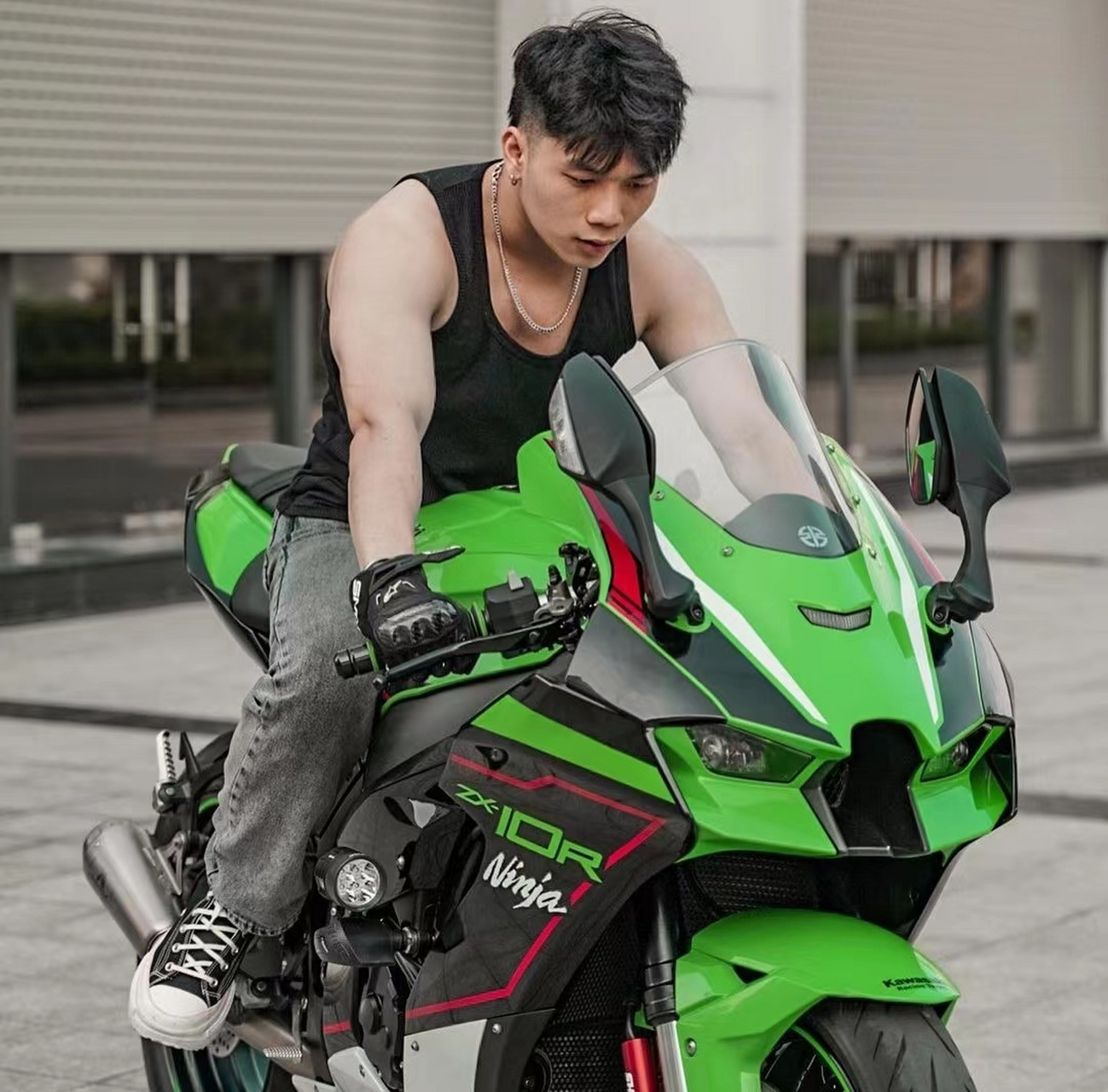 酷酷的机车男孩,身材再好颜值再高,都不及那一条腹毛抢镜!