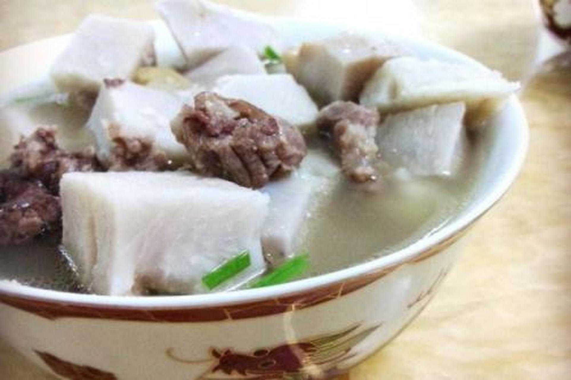 芋头炖排骨:天马师大宿舍门口,一台板车每天5点半后出来卖炖汤,推荐