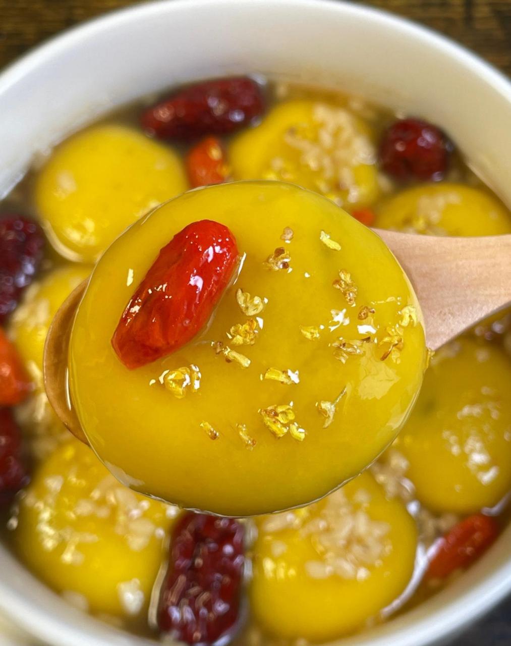 红糖桂花酒酿汤圆食材: 红糖一颗|枸杞适量|汤圆8个|酒酿适量|桂花