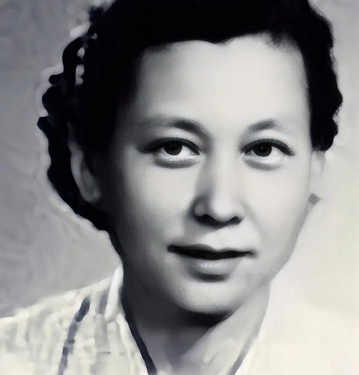 这是林帅前妻张梅的老照片,当时的张梅风华正茂,长得又漂亮,自然有不