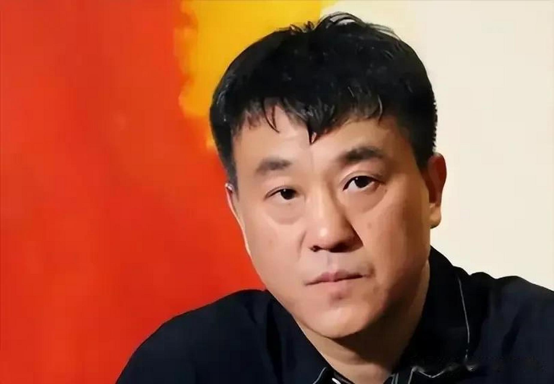 1997年,久未见面的初中女同学李海洋邀何冰吃饭,酒过三巡女同学突然对