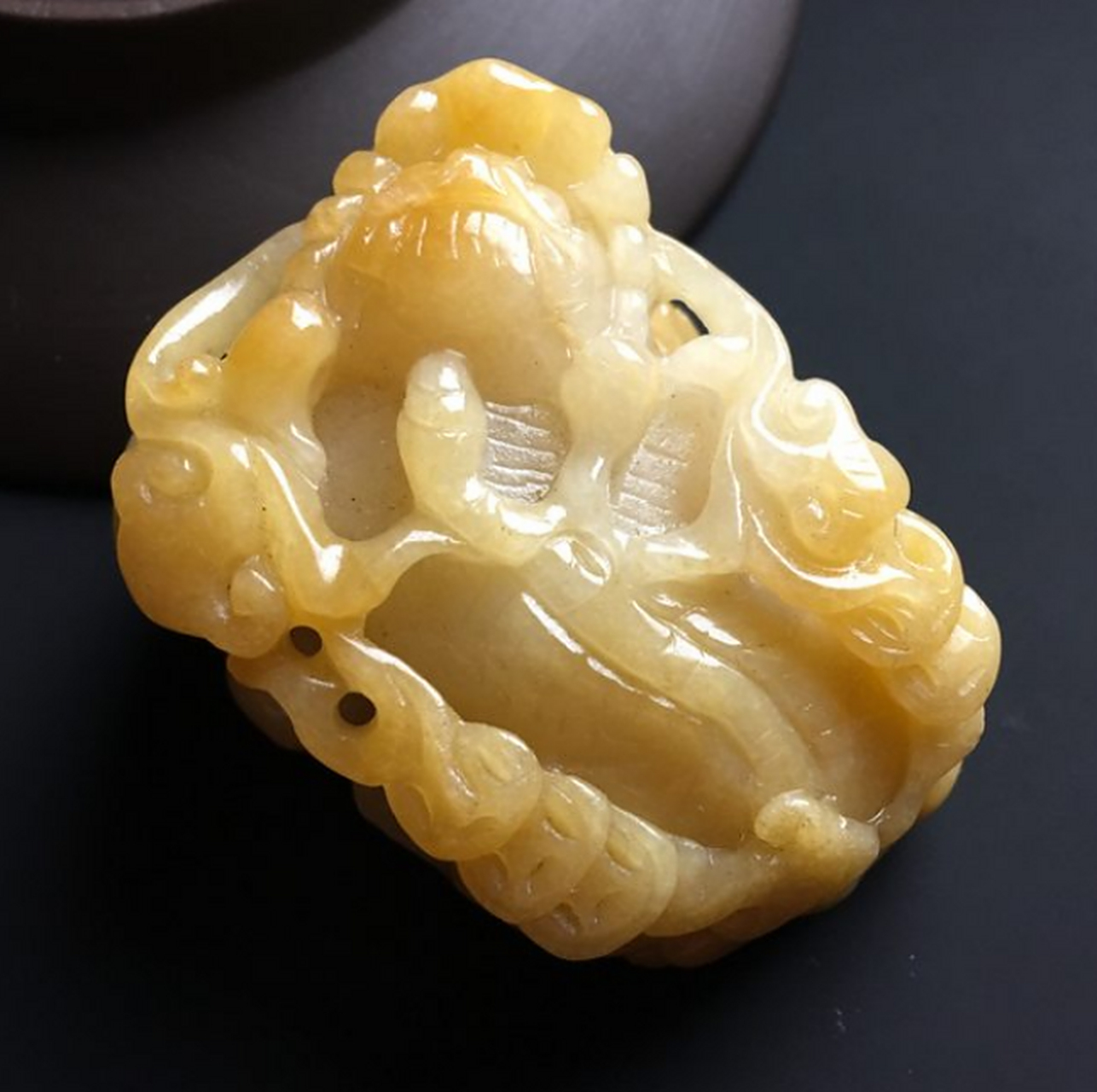 黄色翡翠 较好的黄色#翡翠# 颜色是栗子黄,鸡油黄和柠檬黄,由于品质