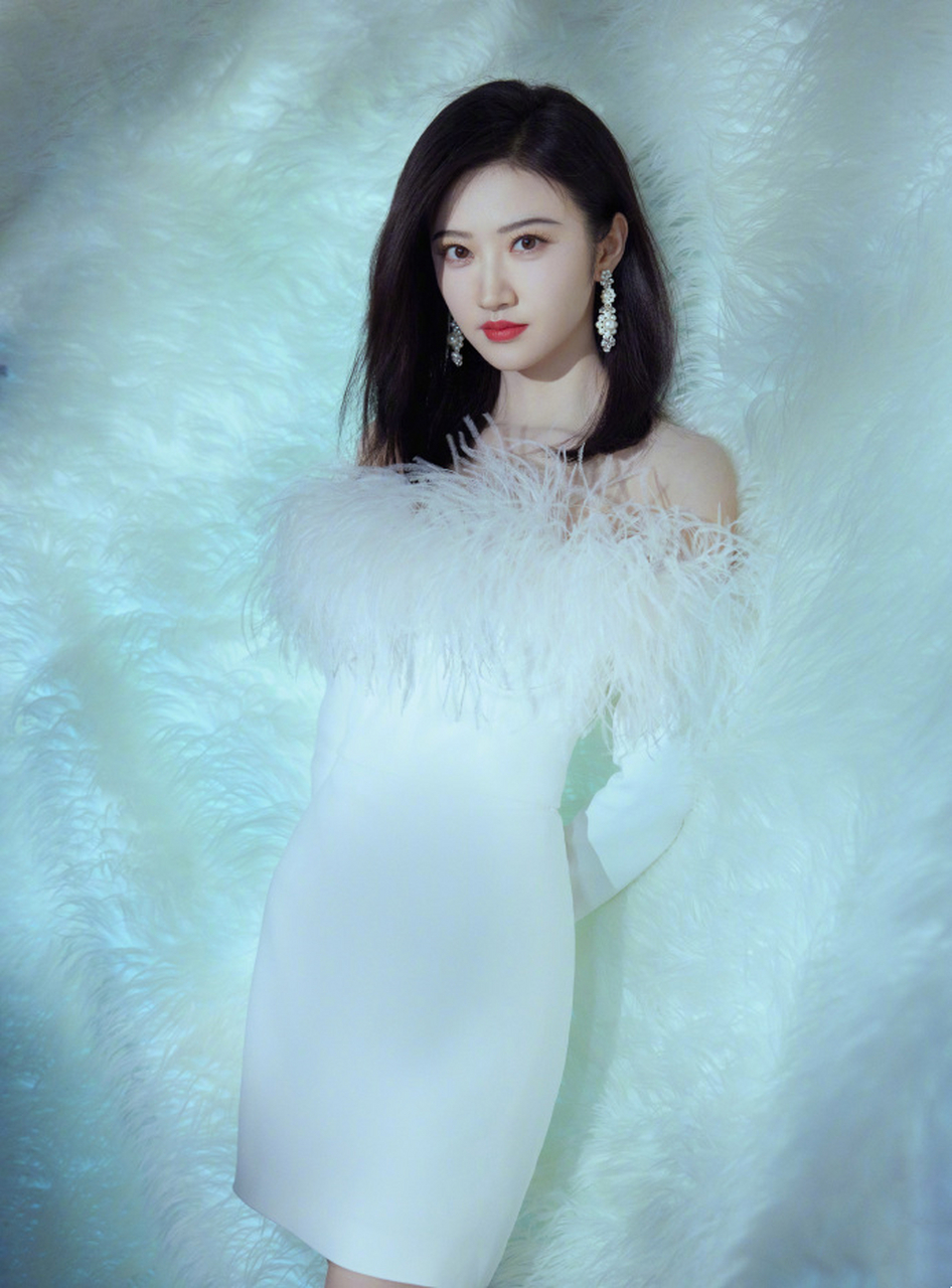 景甜的一组美照,穿着白色羽毛露肩裙,秀肩颈线条,优雅迷人!#景甜