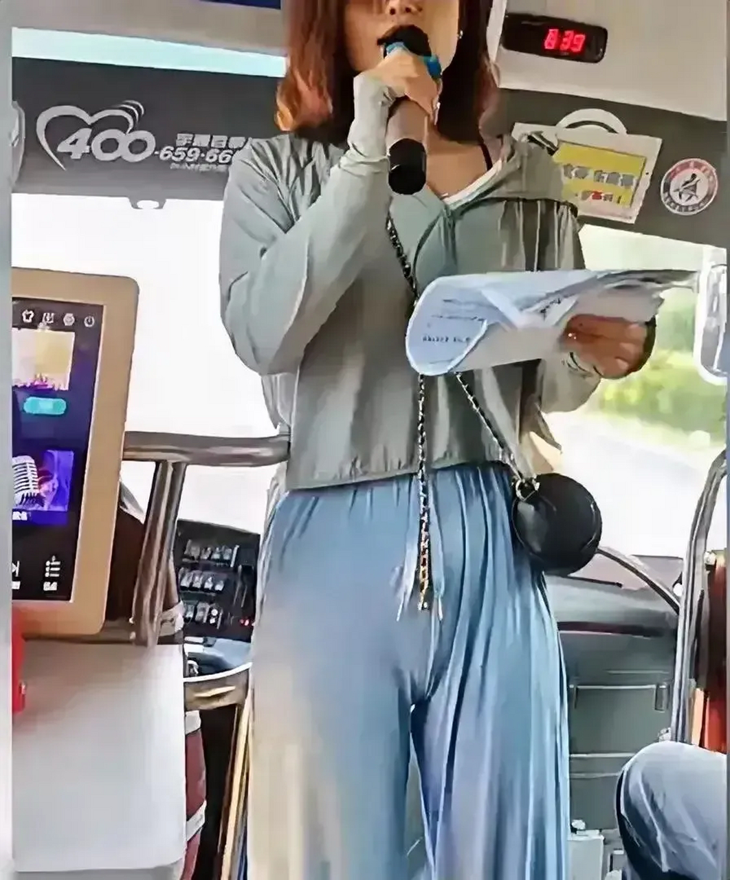 大连女导游的紧身衣引发网上热议  近日,大连一名身穿紧身衣的女导游