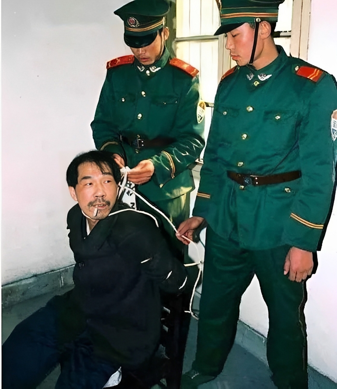 1999年,"杀人魔头"法子英被押赴刑场,执行枪决时的旧照.