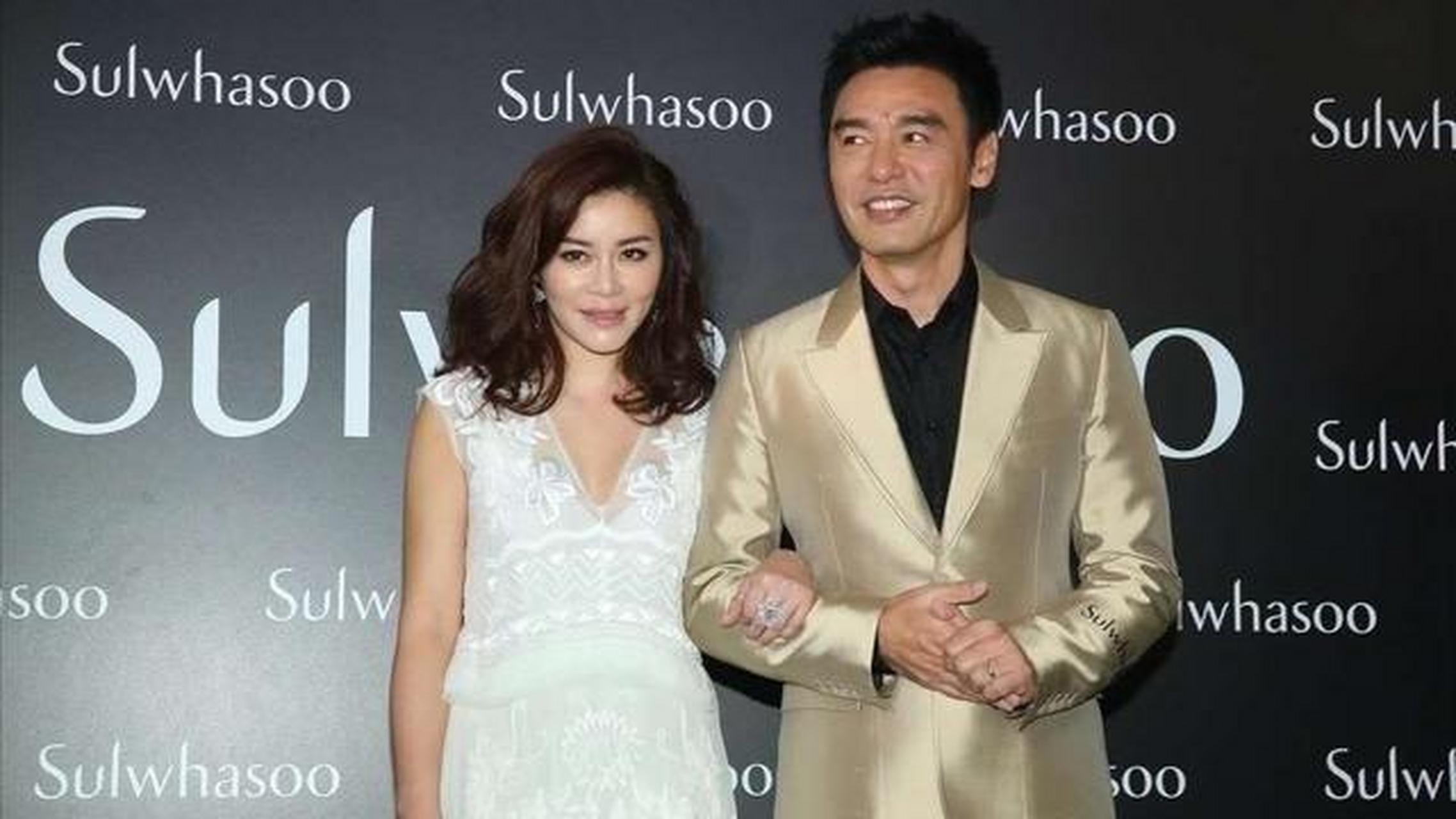 钟镇涛小娇妻范姜真洋气,一袭白色连衣裙优雅温柔,气质惊艳