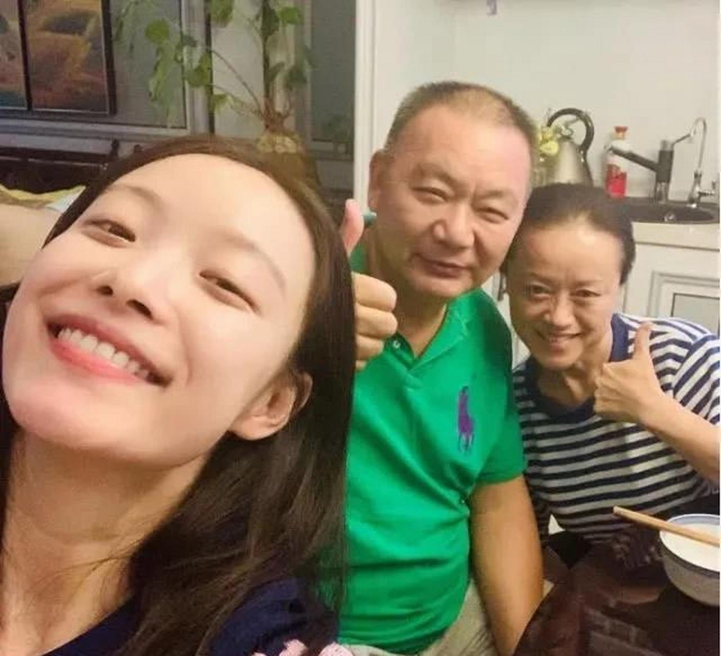 百家号星火计划# 女星倪妮的全家照: 老爸平易近人 老妈和蔼可亲 她