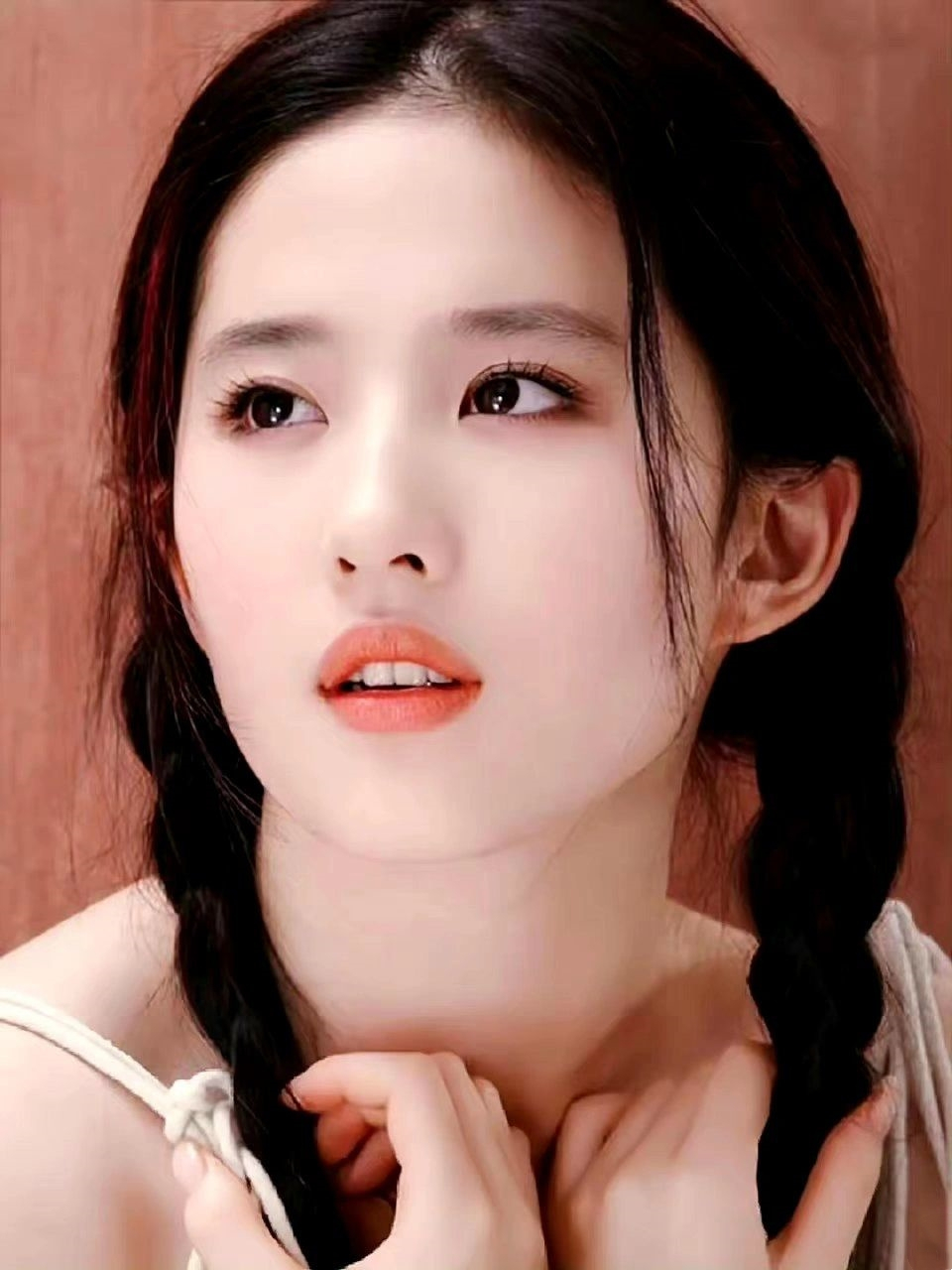 这组照片在那时候,不管是贴画还是海报都卖的特别火,刘亦菲不愧是