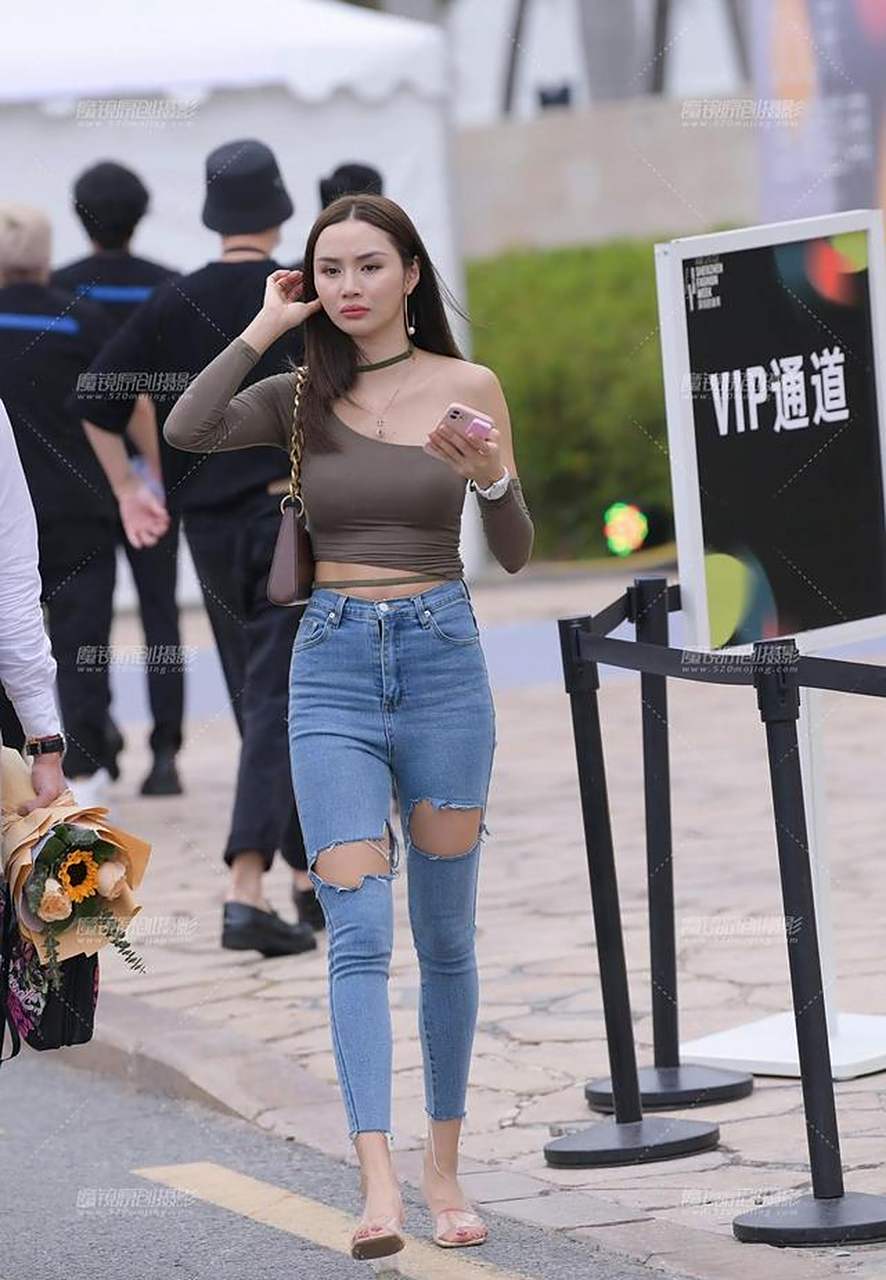 穿搭美图|街拍蓝色破洞牛仔裤穿搭的高挑时尚小姐姐