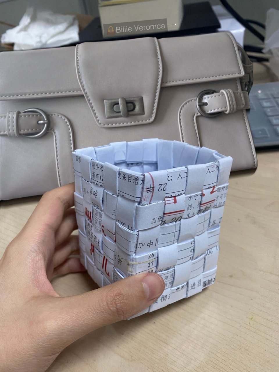 打印废纸制作笔筒  午休时刻,我利用办公室的打印废纸,巧妙地创造出了