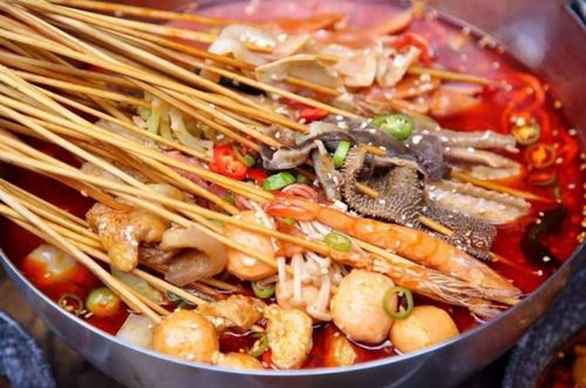 冷锅串串是由串串香火锅演变而来的,不同于火锅,热锅串串.