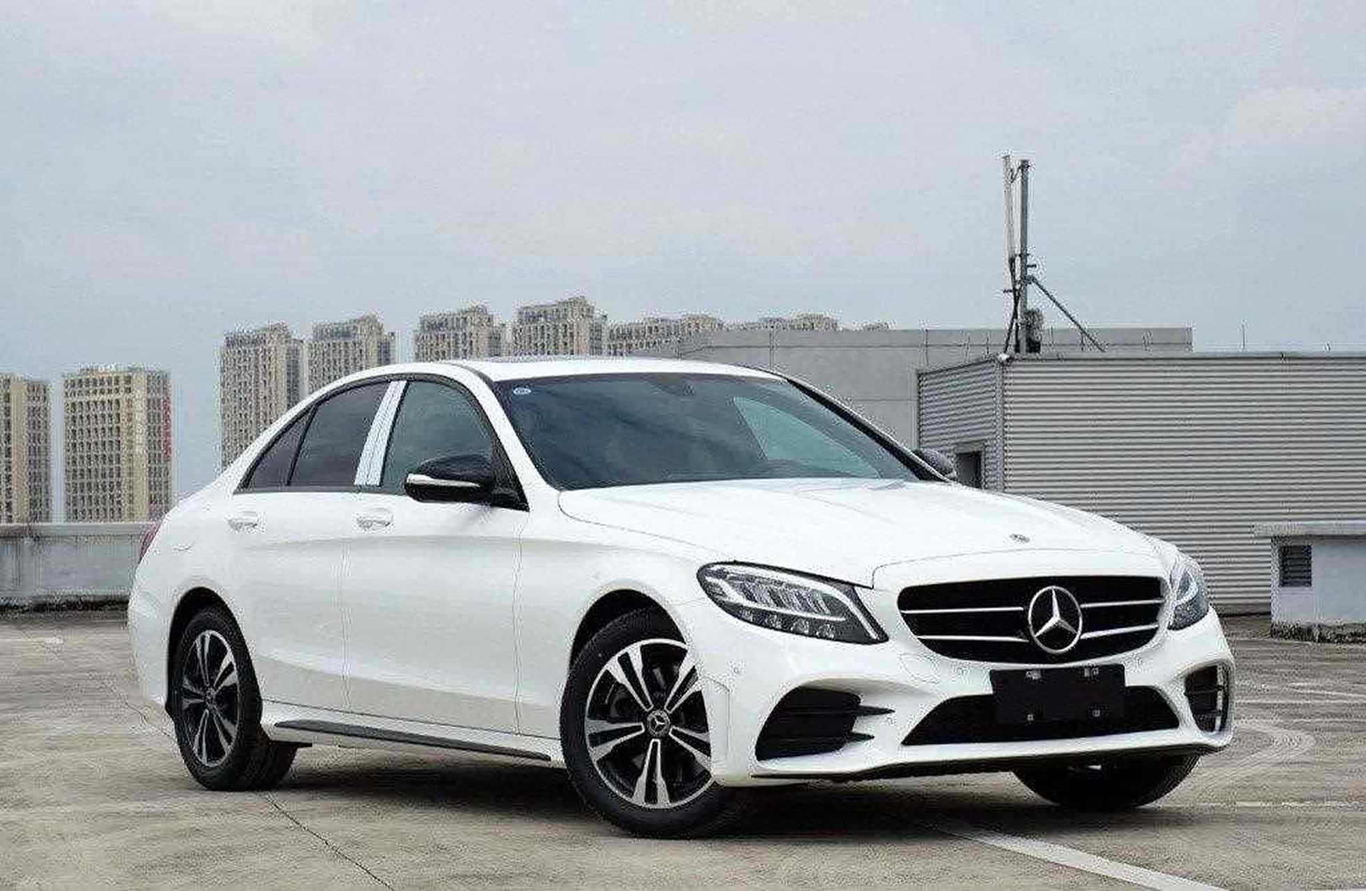 5t 48v轻混系统.同时,2020款奔驰c 300运动版正式停产.