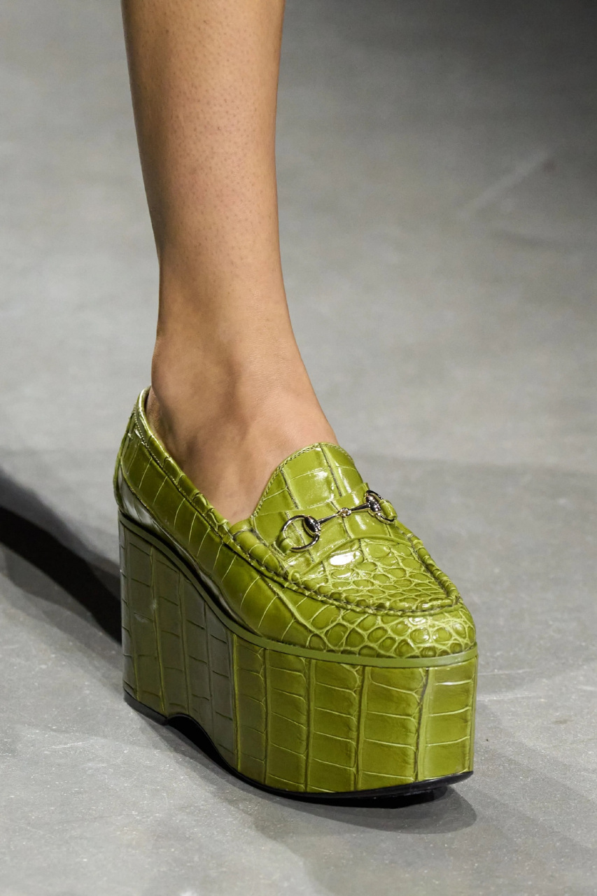 gucci ancora大秀上的厚底马衔扣乐福鞋!