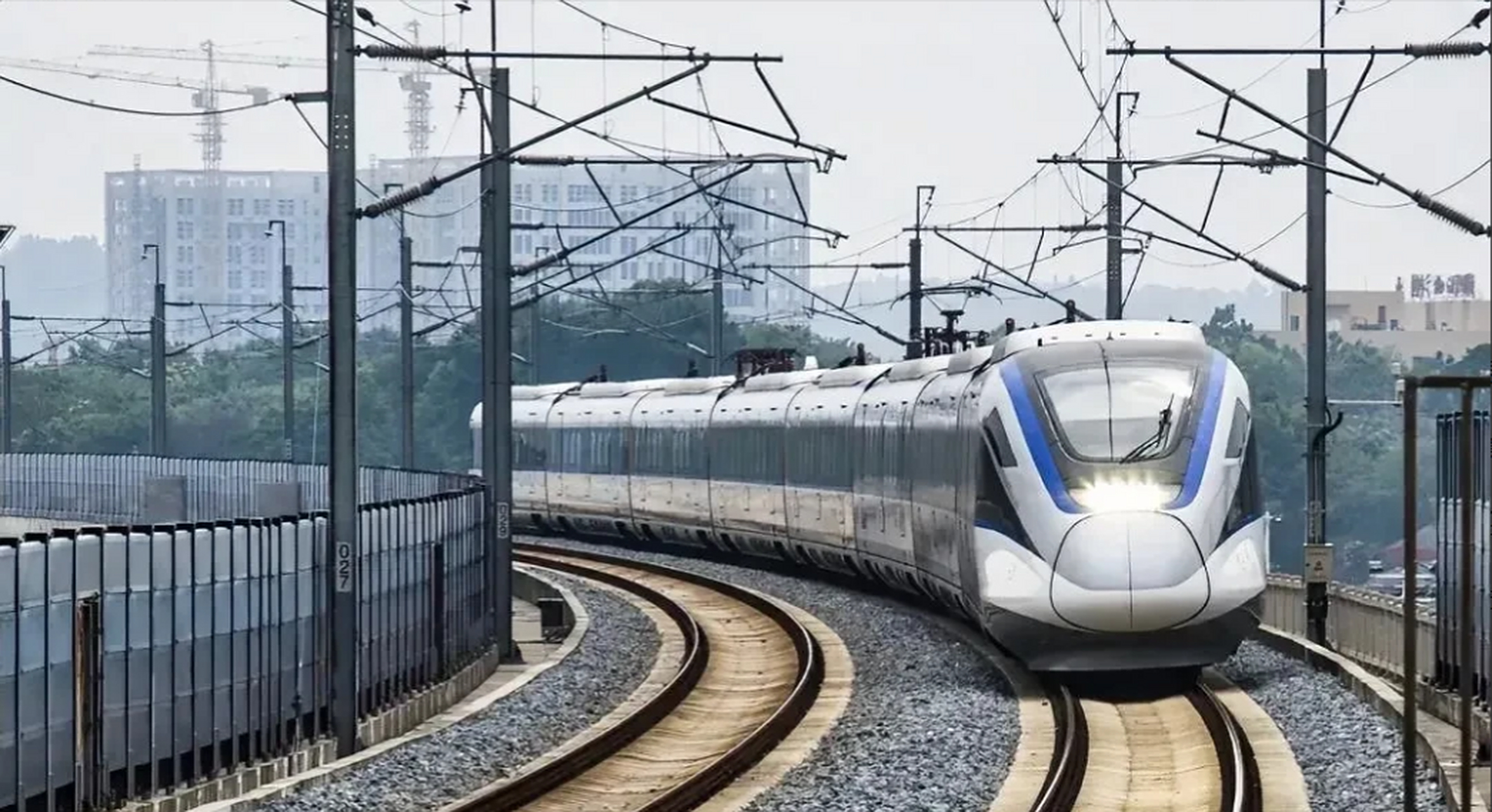 西武高铁开通后,比以前绕行郑州要节约三百多公里,一个多小时,相信大