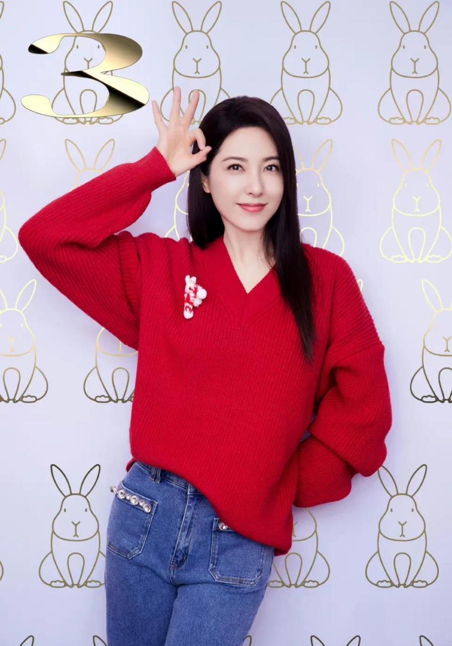 曾黎,湖北荆州籍艺人,确实是标准的美女,说实话我不追星,这两天我老婆