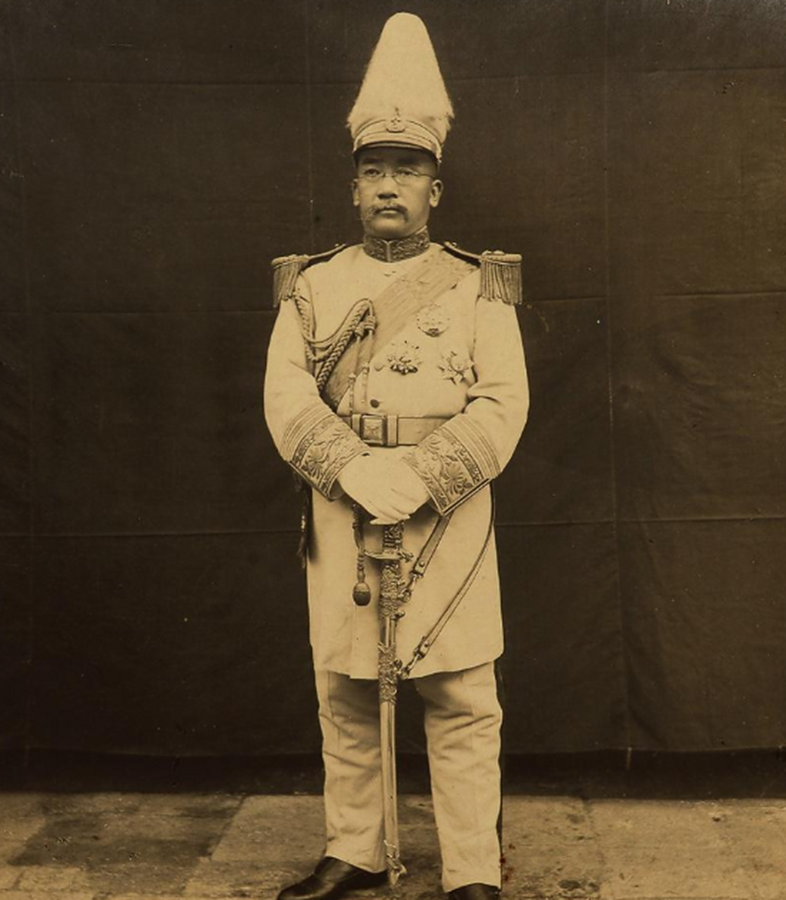 为什么民国时期的军阀喜欢穿这样的大礼服呢?