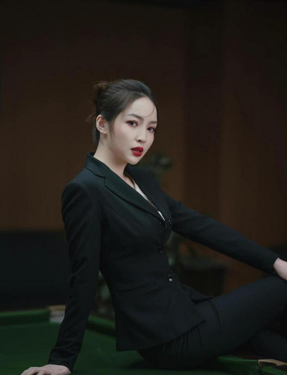 王钟瑶参加闺蜜婚礼!不是c位也是最抢眼那个,网友直言太美了!