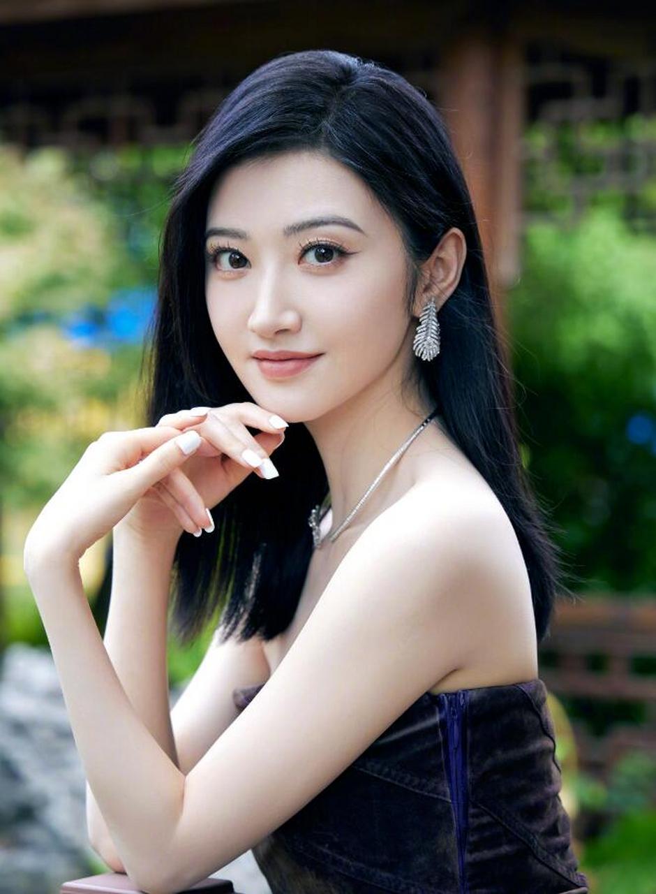 如花似月,娇艳惊人的人间富贵花#景甜# 一袭渐变蓝色抹胸礼裙,雪肤玉