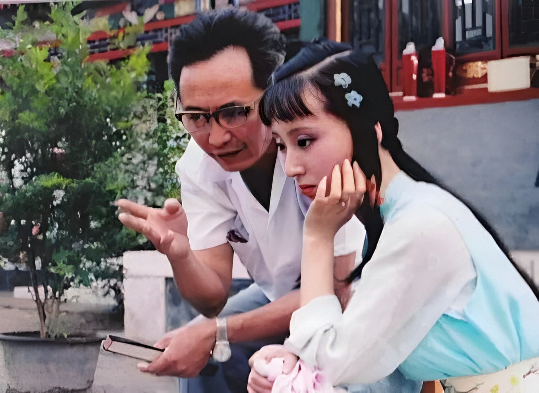 1987年,陈晓旭和欧阳奋强在《红楼梦》的片场相遇,两人饰演的林黛玉和