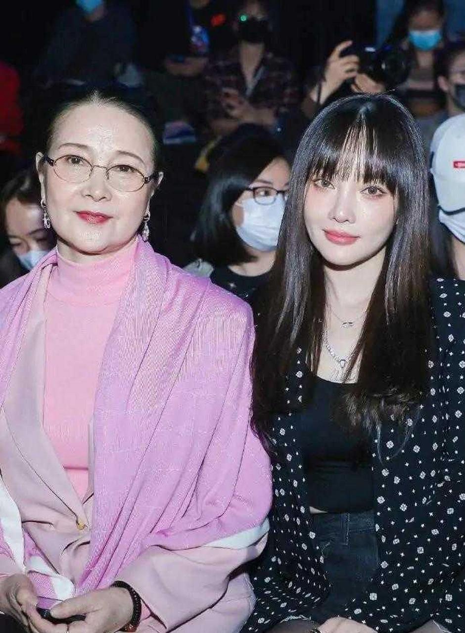 "单身"的李小璐风格大变,运动内衣直接配西装,都不像生过孩子