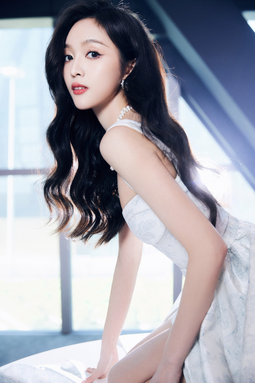 明星穿搭# #吴宣仪#  吴宣仪一袭吊带白裙,清新明媚美丽温柔.