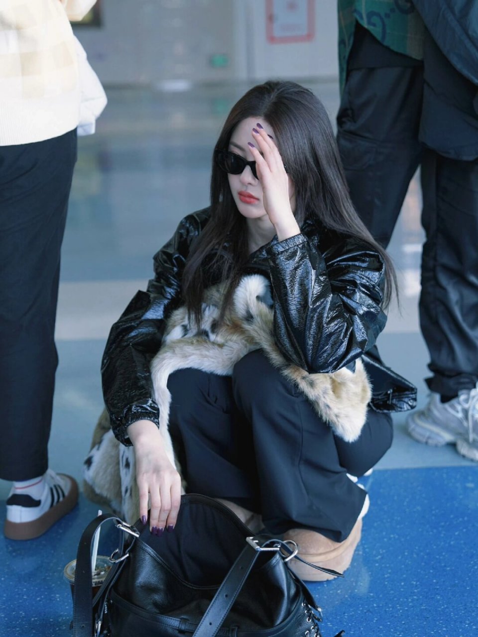 杨超越机场穿搭look  杨超越今日现身机场,私服穿搭酷飒又保暖,让人