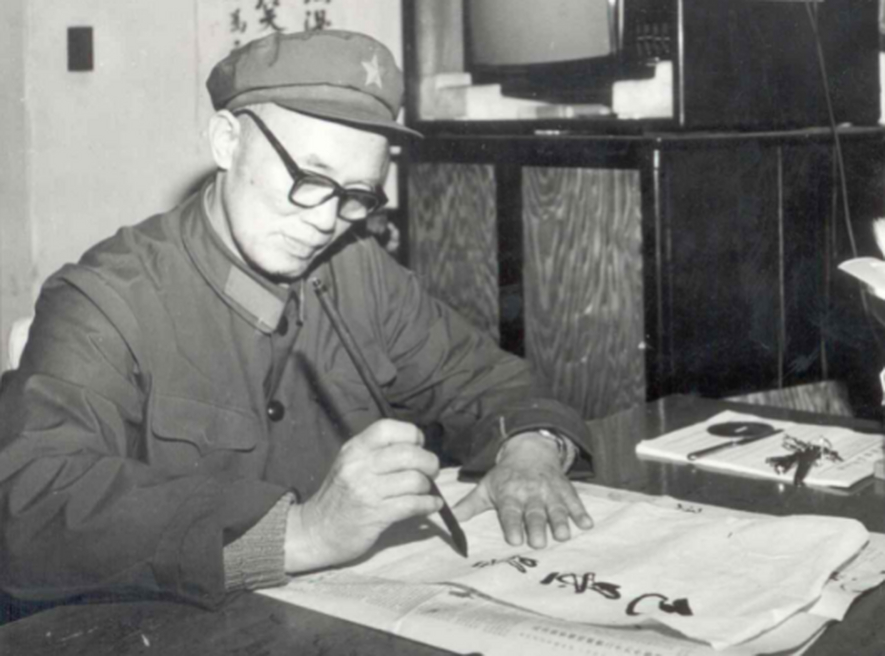 开国中将温玉成向开国少将钟伟敬礼,钟伟:玉成,你将来成就更大!