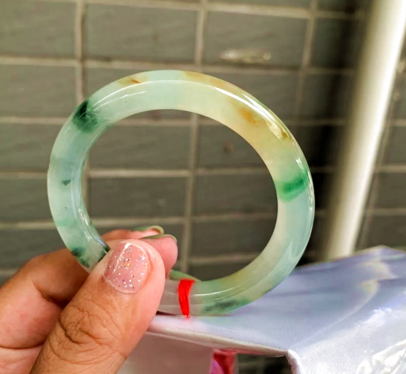 点击头像看直播# #翡翠珠宝#绞丝镯绞丝镯也叫麻花镯,镯内圈圆,外圈