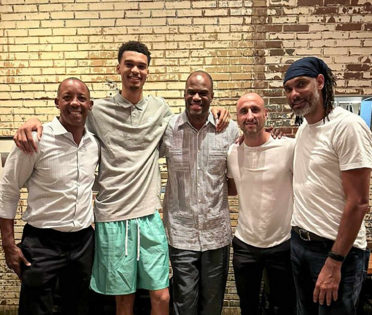 马刺名宿和文班亚马合影,邓肯是越来越潮了 nba选秀大会,马刺队用状元