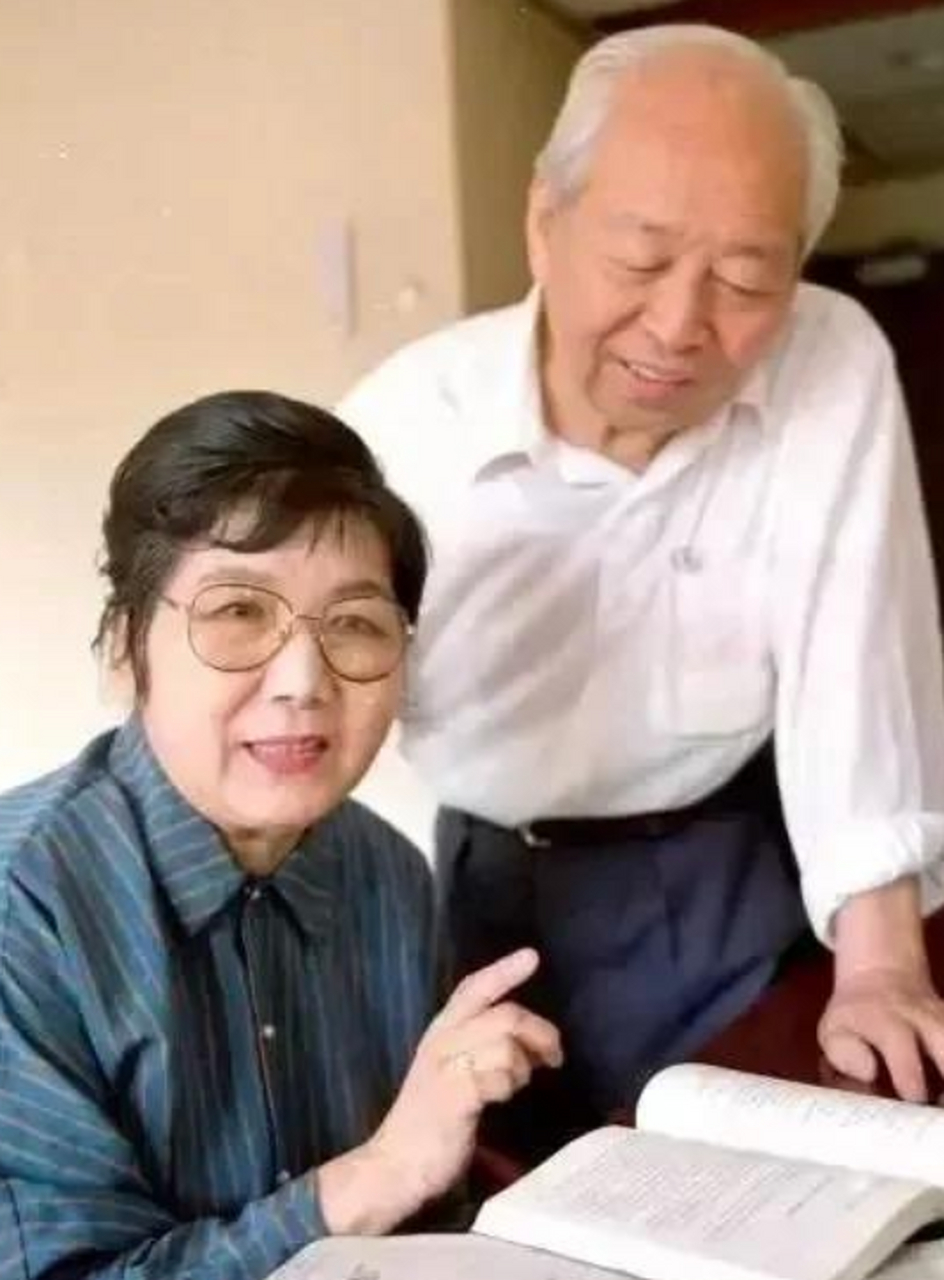 吴祖光盯着新凤霞好一会,有点难为情地说:"给我几天时间想一想.