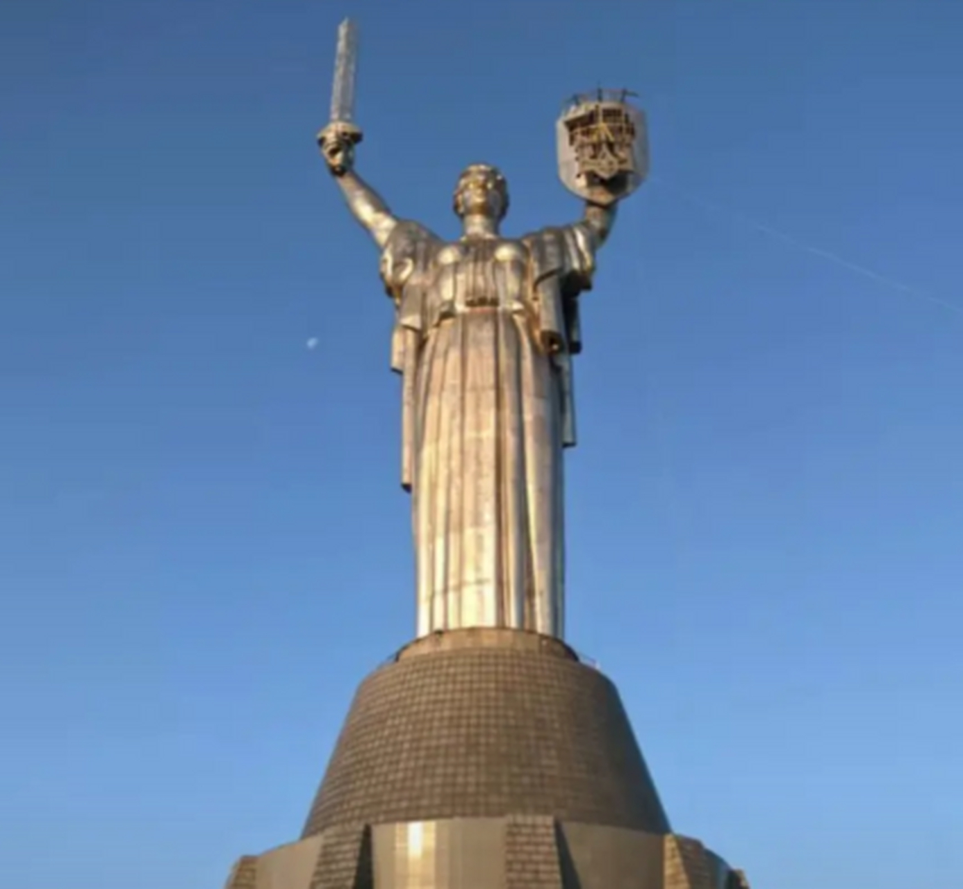 基辅独立女神雕像图片