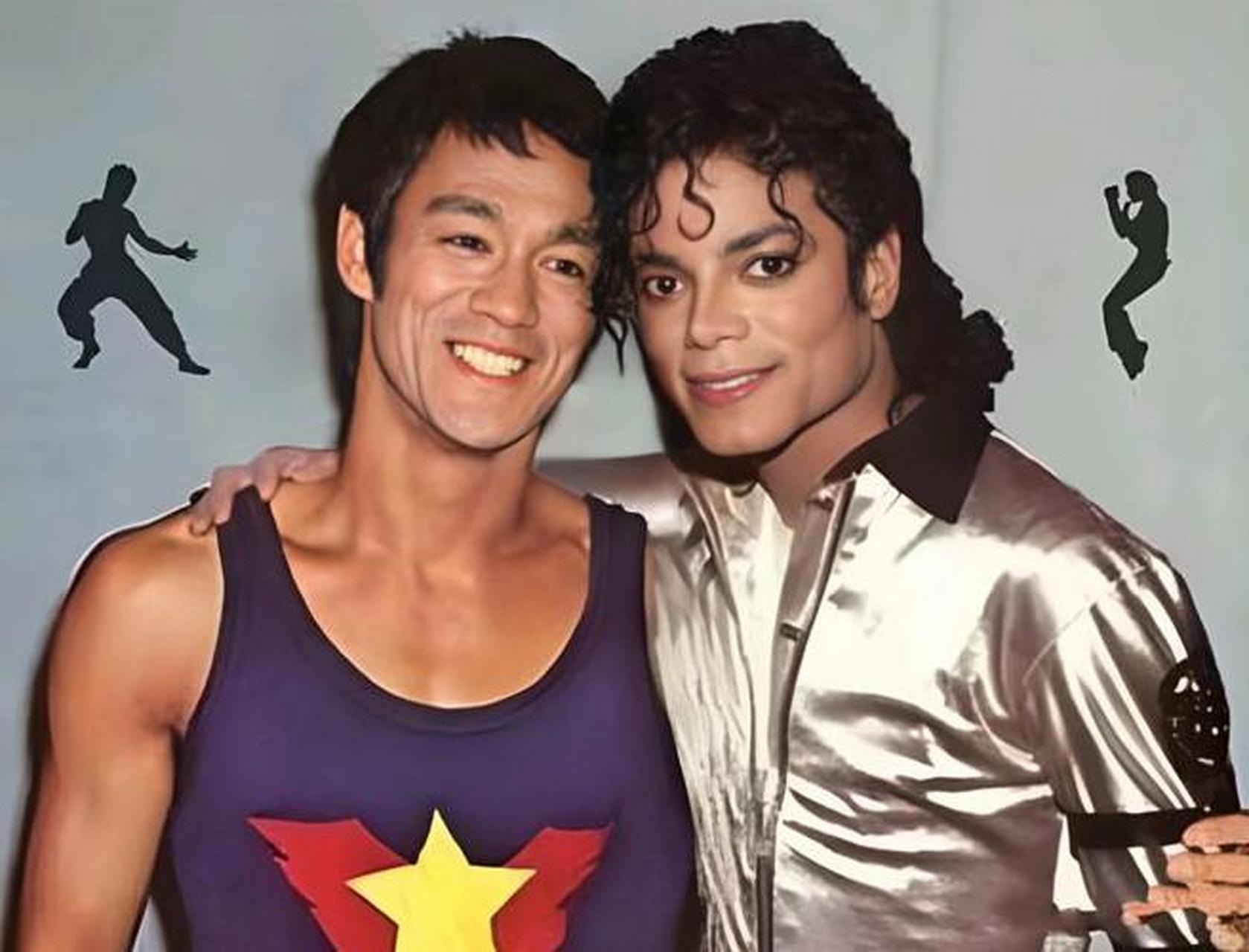 1970年代,迈克尔杰克逊与李小龙的珍贵合影,两人看起来年龄相仿,实际