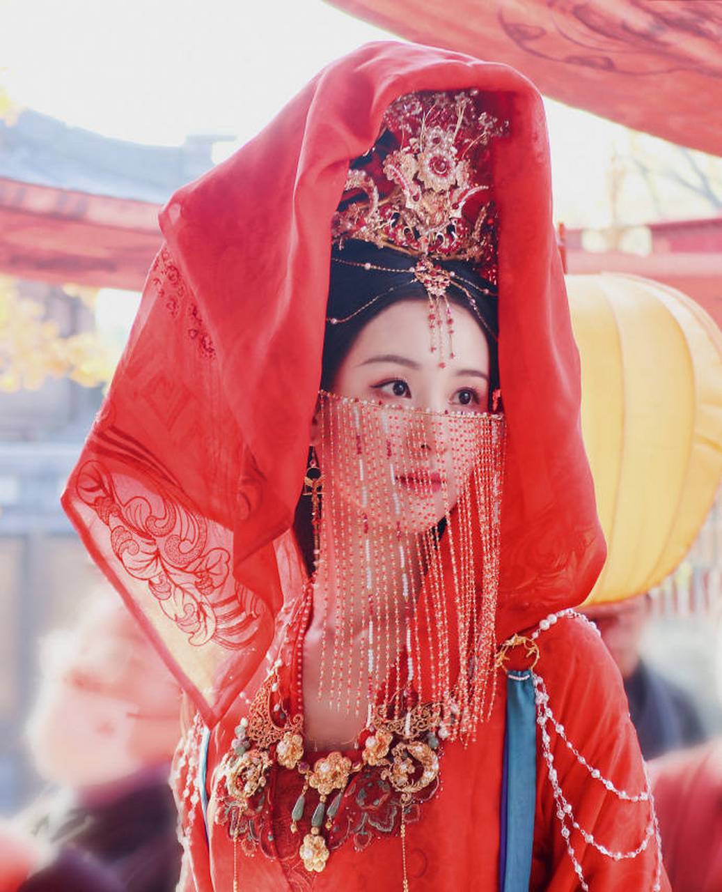 陈都灵古装婚服造型图释出 流苏遮面美艳又华丽 4月6日,陈都灵工作室