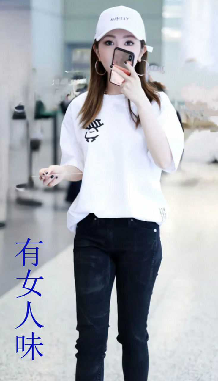 邓紫棋穿着这紧身牛仔裤,比起紧身皮裤,要宽松一点了,虽然没紧身皮裤