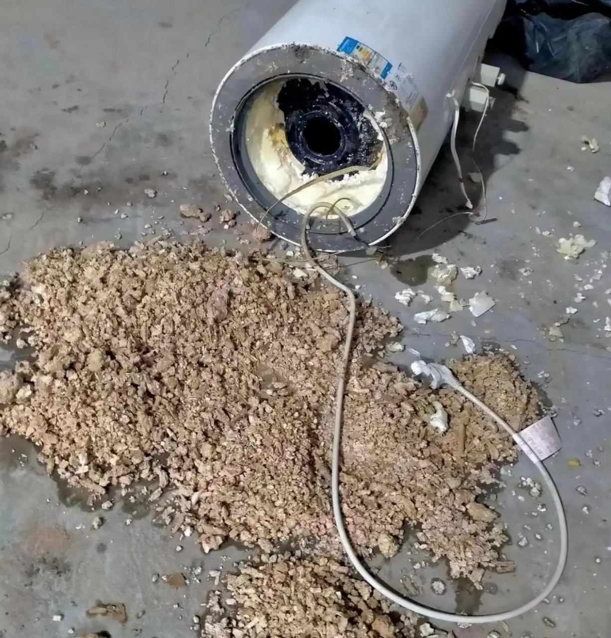 看看用了十年的电热水器有多脏[惊恐]